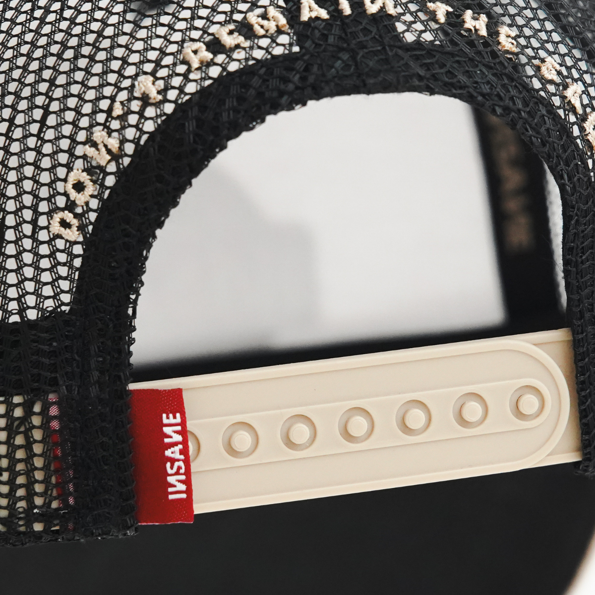 Gorra Insane trucker BEIGE & WHITE - INDOMITO108