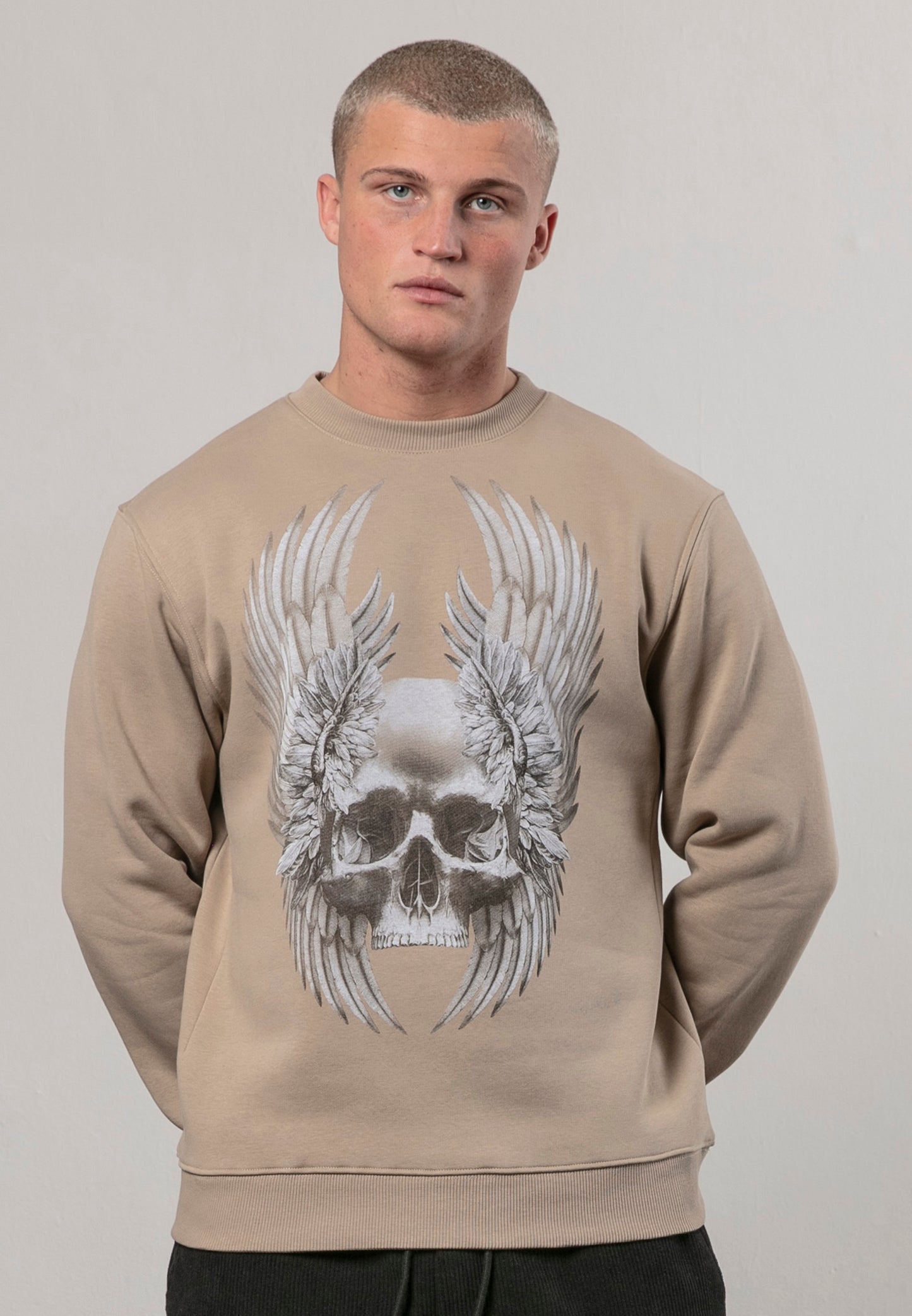 Sudadera cuello caja Religion wings skull