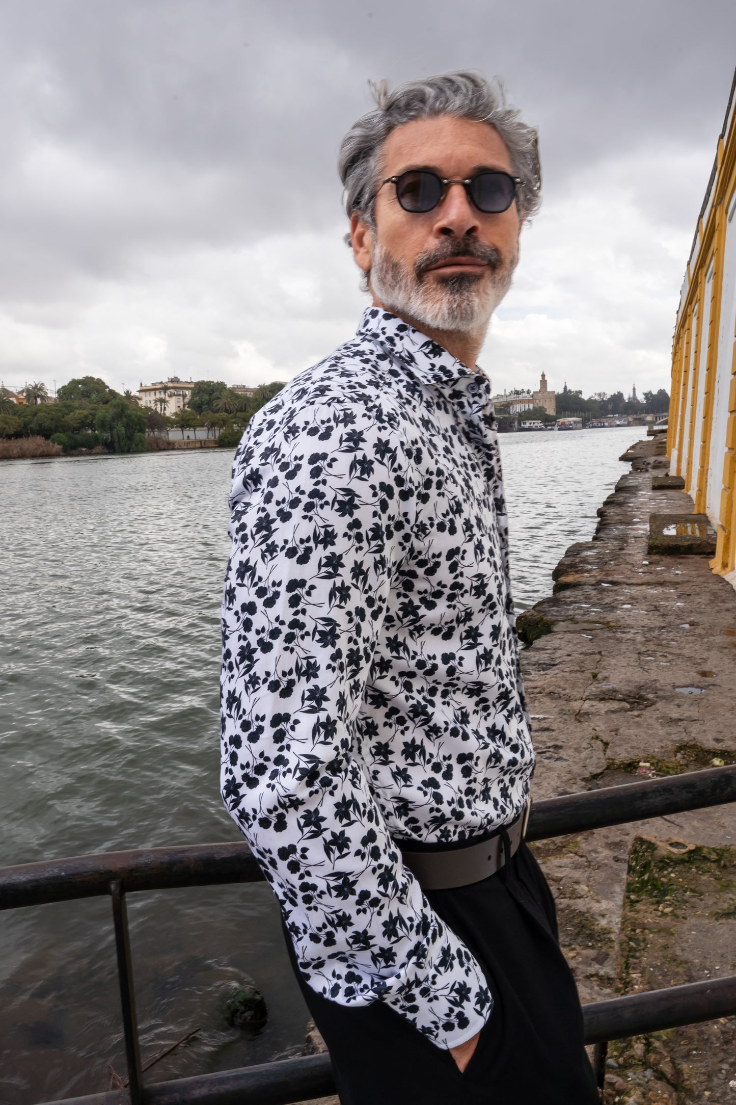 Camisa Monttesco flores negras