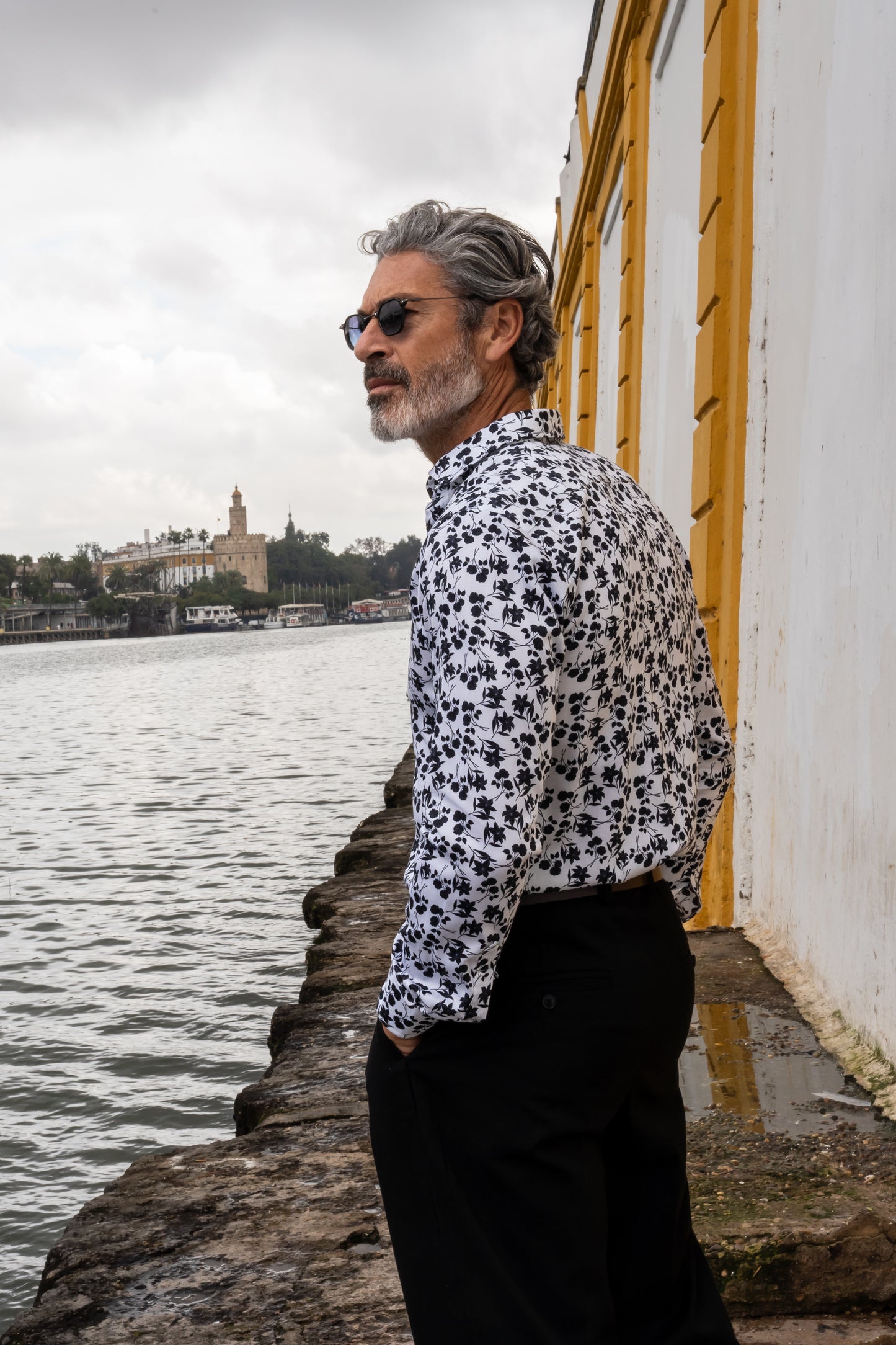 Camisa Monttesco flores negras