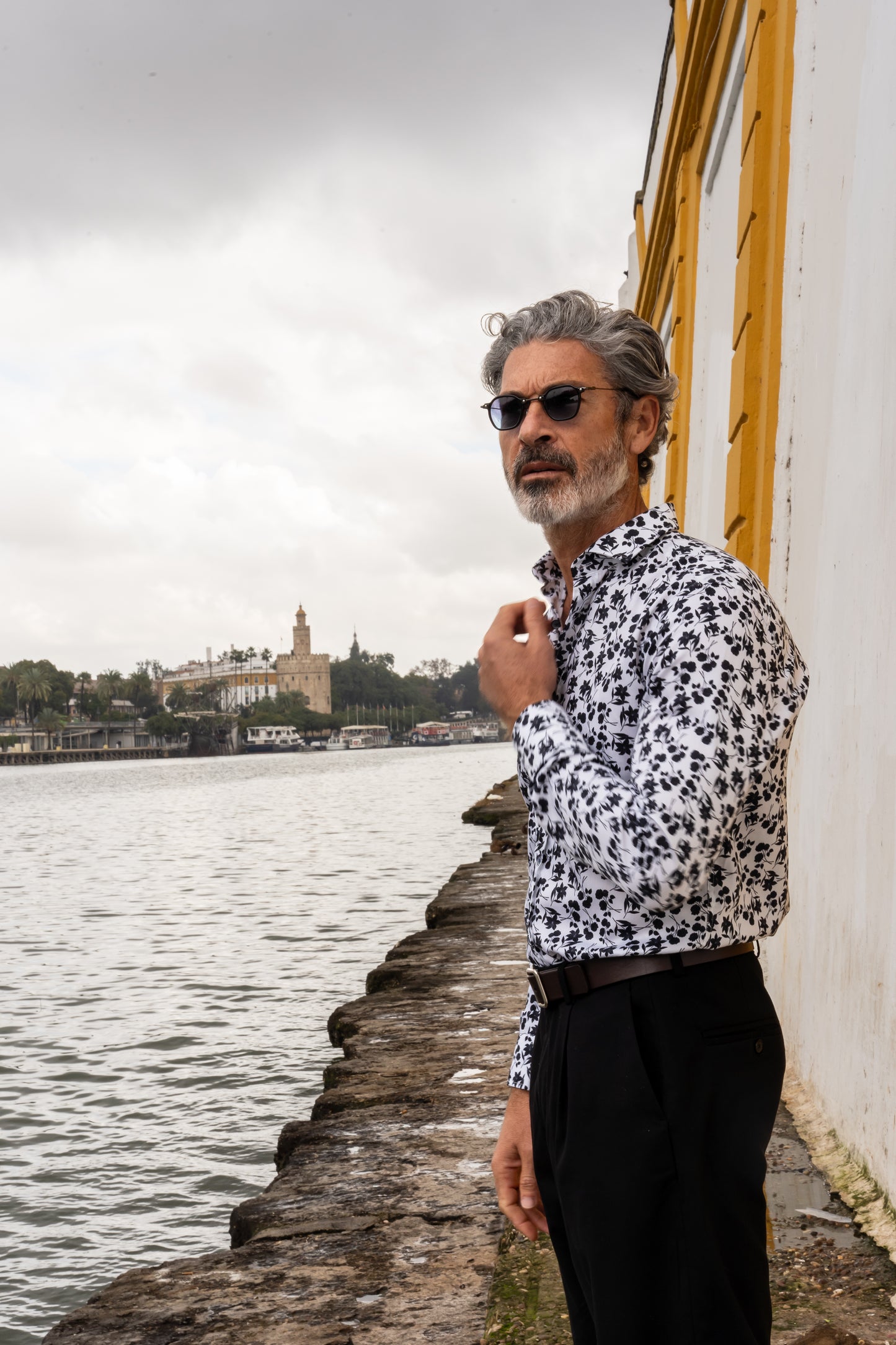 Camisa Monttesco flores negras