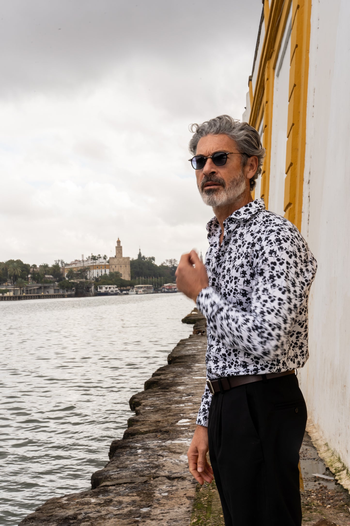 Camisa Monttesco flores negras