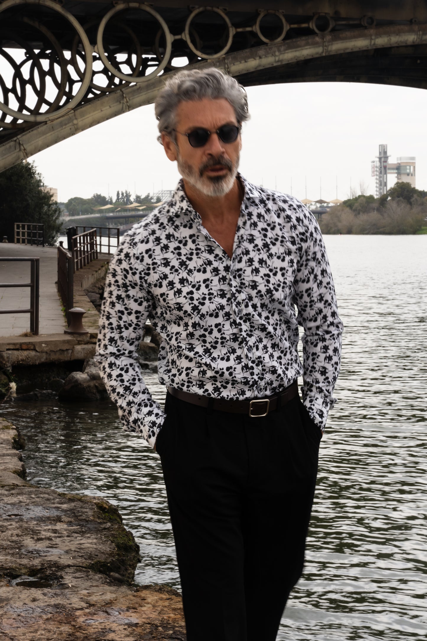 Camisa Monttesco flores negras