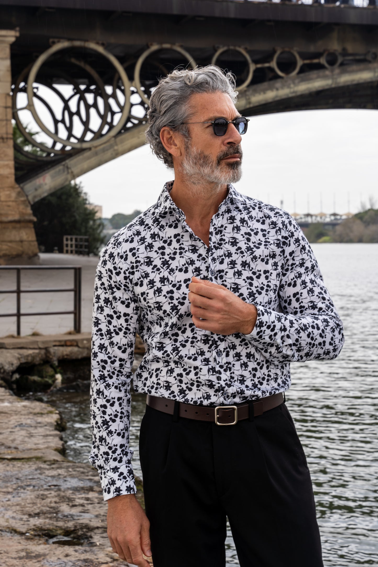 Camisa Monttesco flores negras