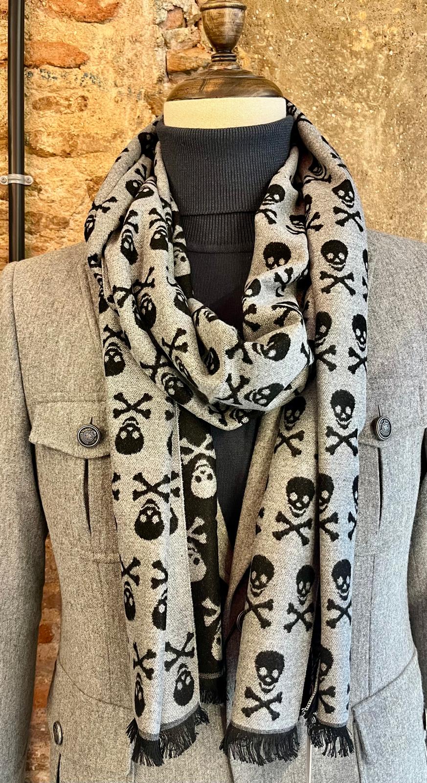 Fular calaveras negro