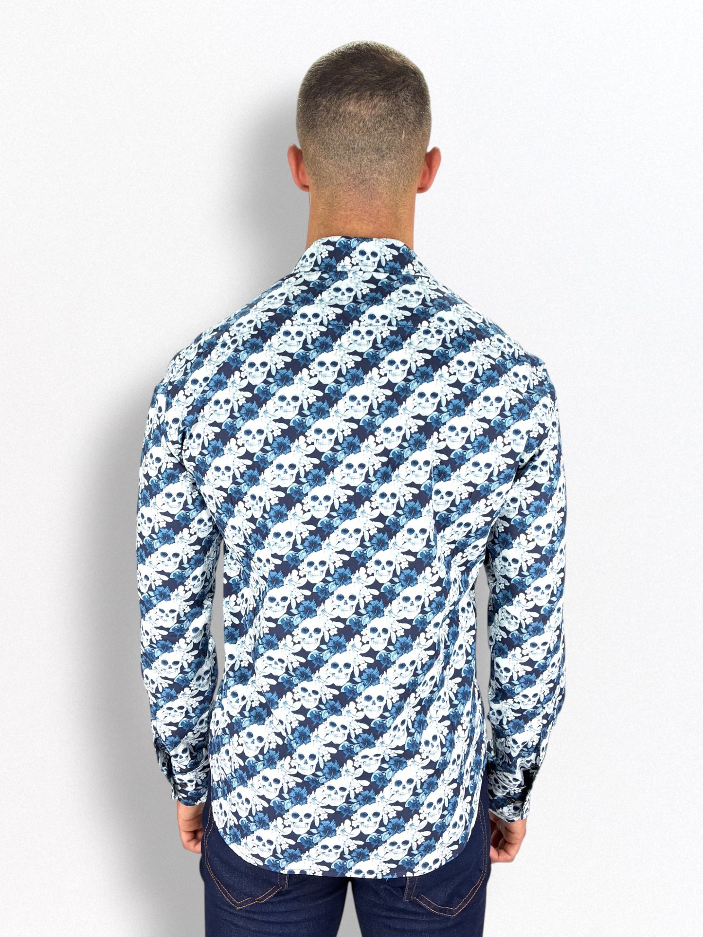 Camisa slim fit de hombre con estampado de calaveras en algodón y elastano