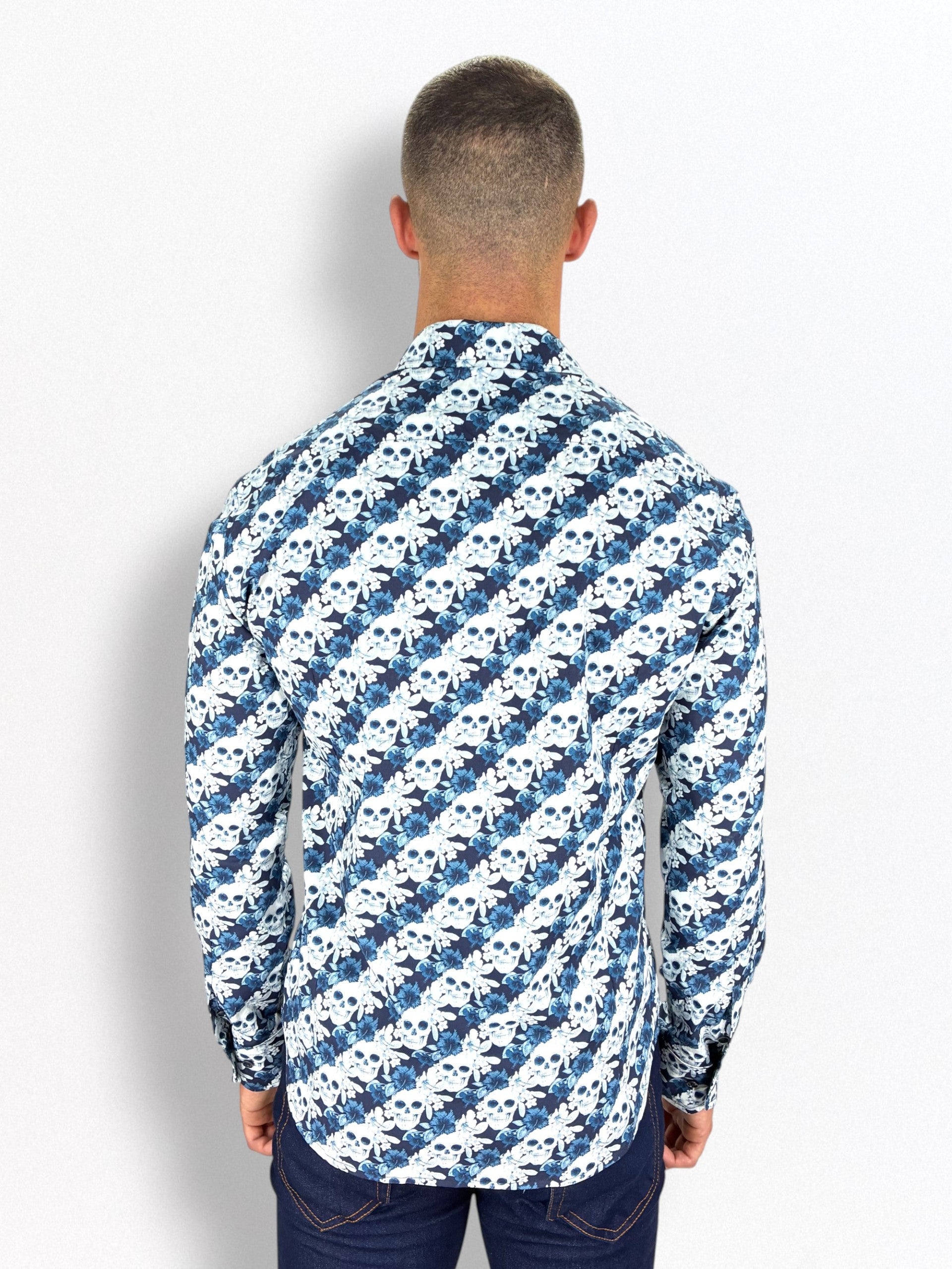 Camisa slim fit de hombre con estampado de calaveras en algodón y elastano