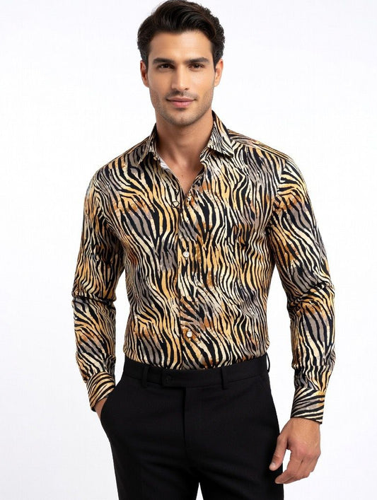 Hombre utilizando camisa estampada Monttesco Zebra con diseño florentino, 100% Made in Spain